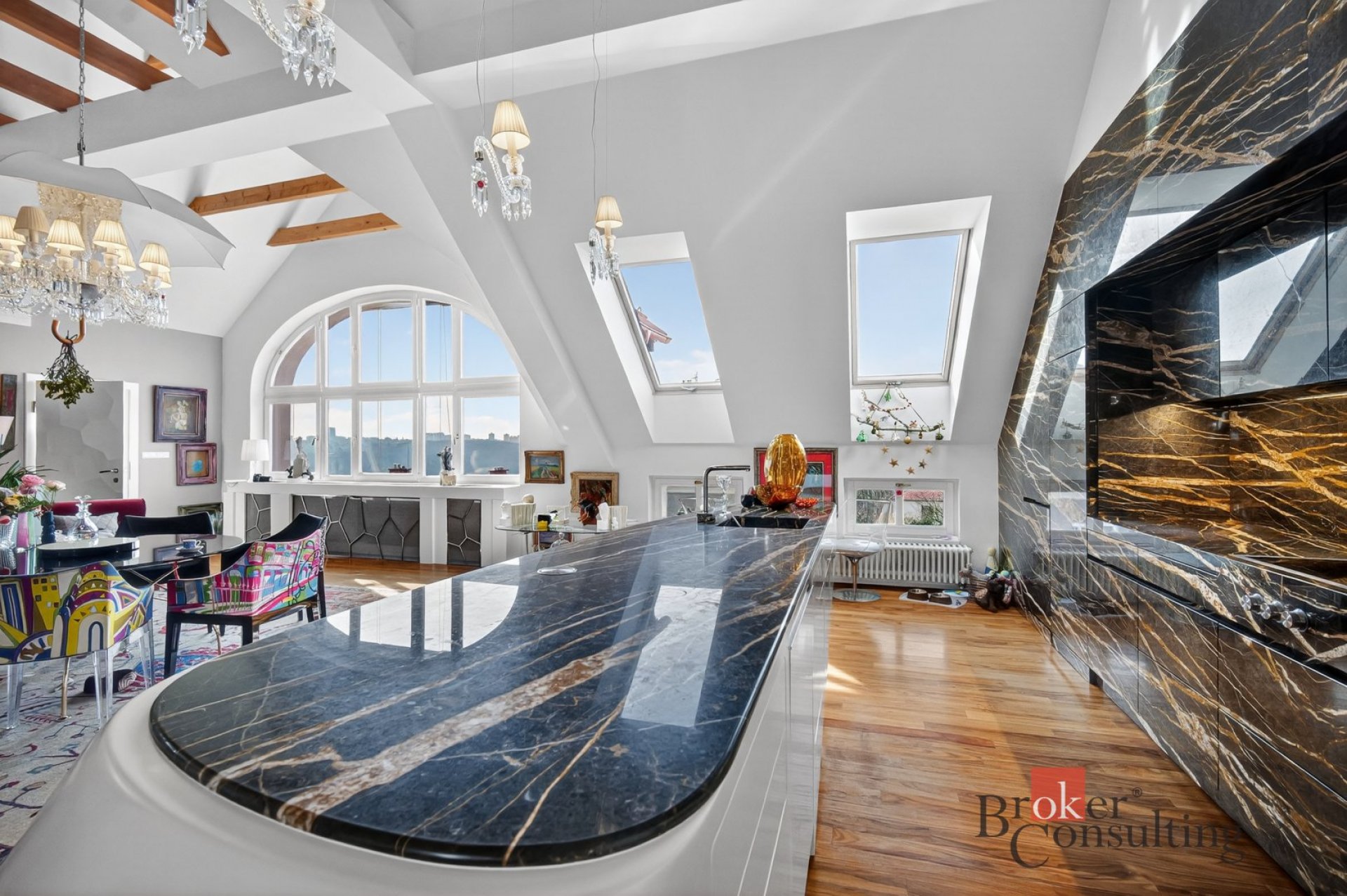 Luxusní designový byt 4+kk, 191m2 s krbem, mramorovou kuchyní a terasou