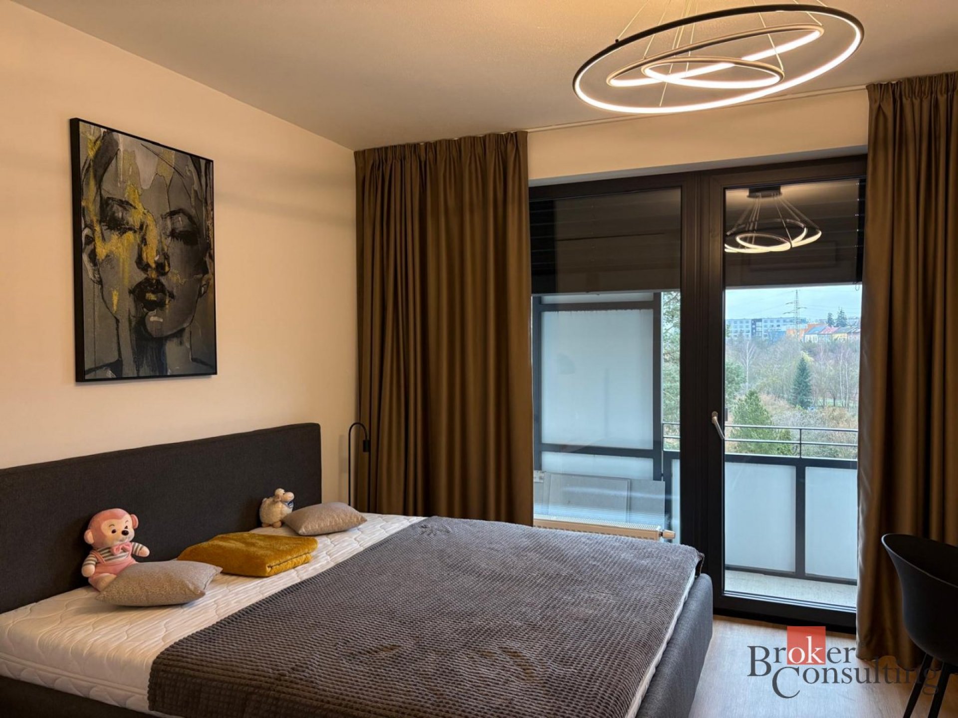 Pronájem moderního, kompletně zařízeného bytu 3+KK s terasou a 2 garážovými místy