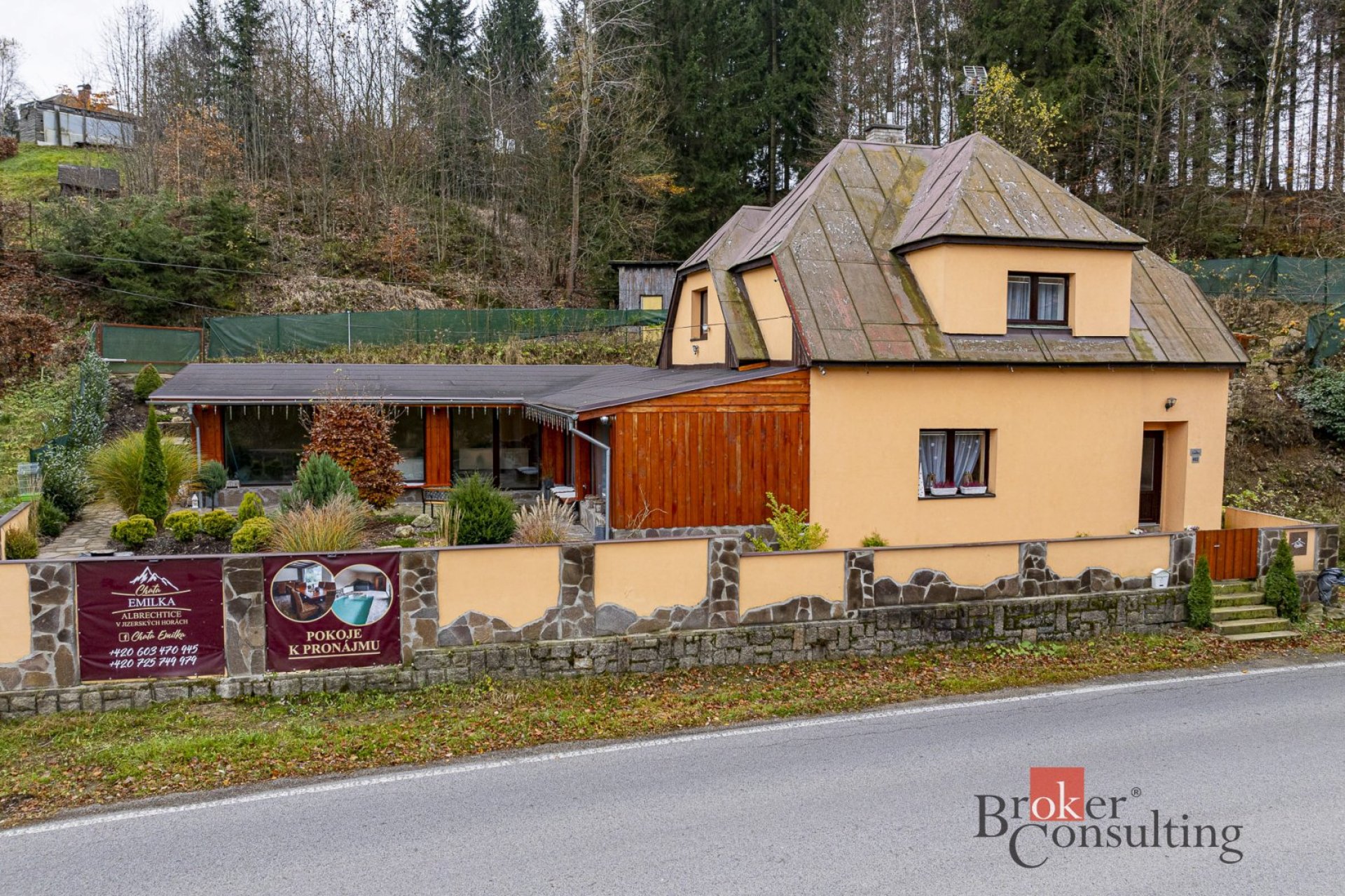 Vyhledávaný penzion s kapacitou 22 lůžek (6 apartmánů) 50 m od vleku!