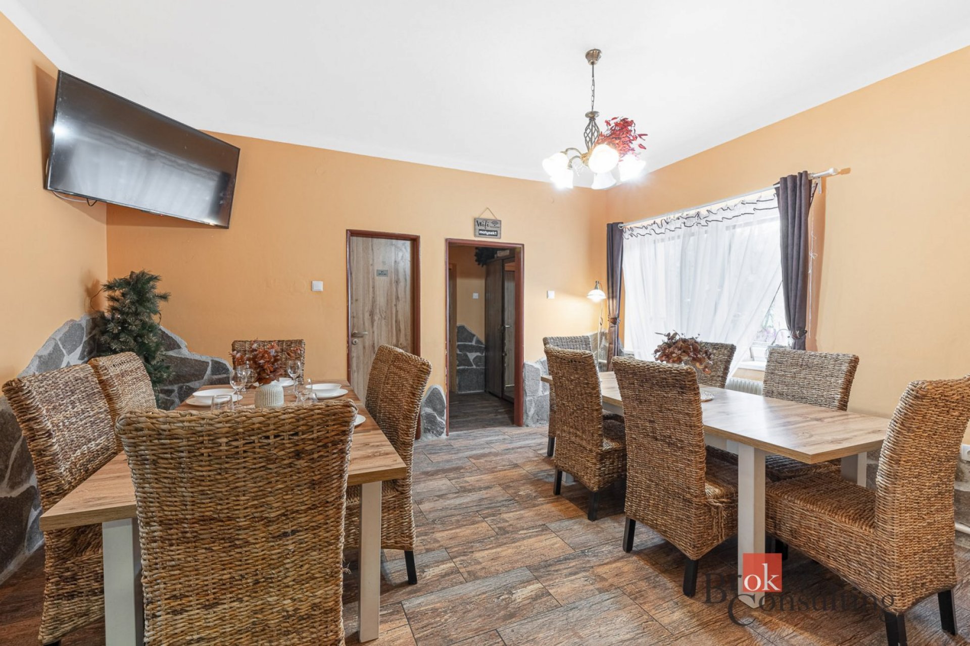 Vyhledávaný penzion s kapacitou 22 lůžek (6 apartmánů) 50 m od vleku!