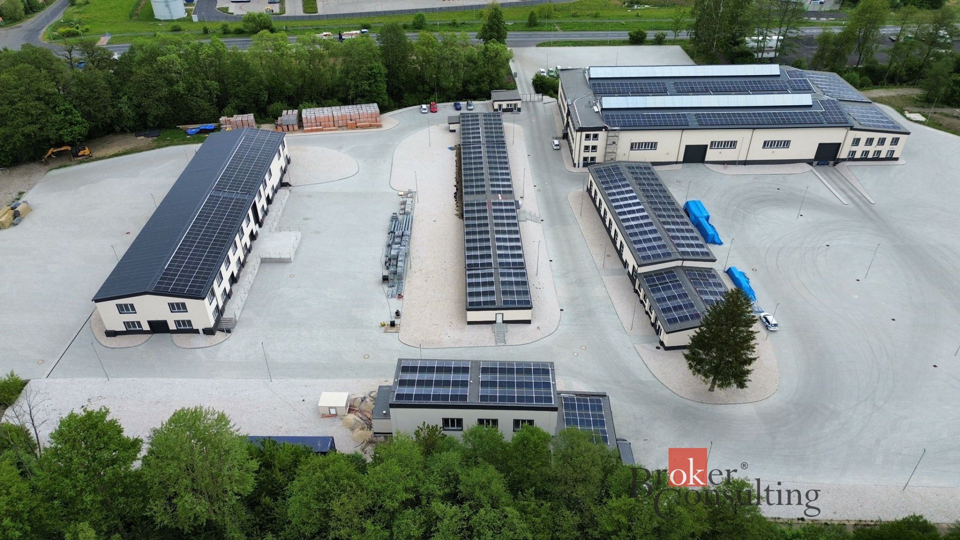 Komerční areál po rekonstrukci s vysokým potenciálem a strategickou polohou – Ostrov (Dolní Žďár)