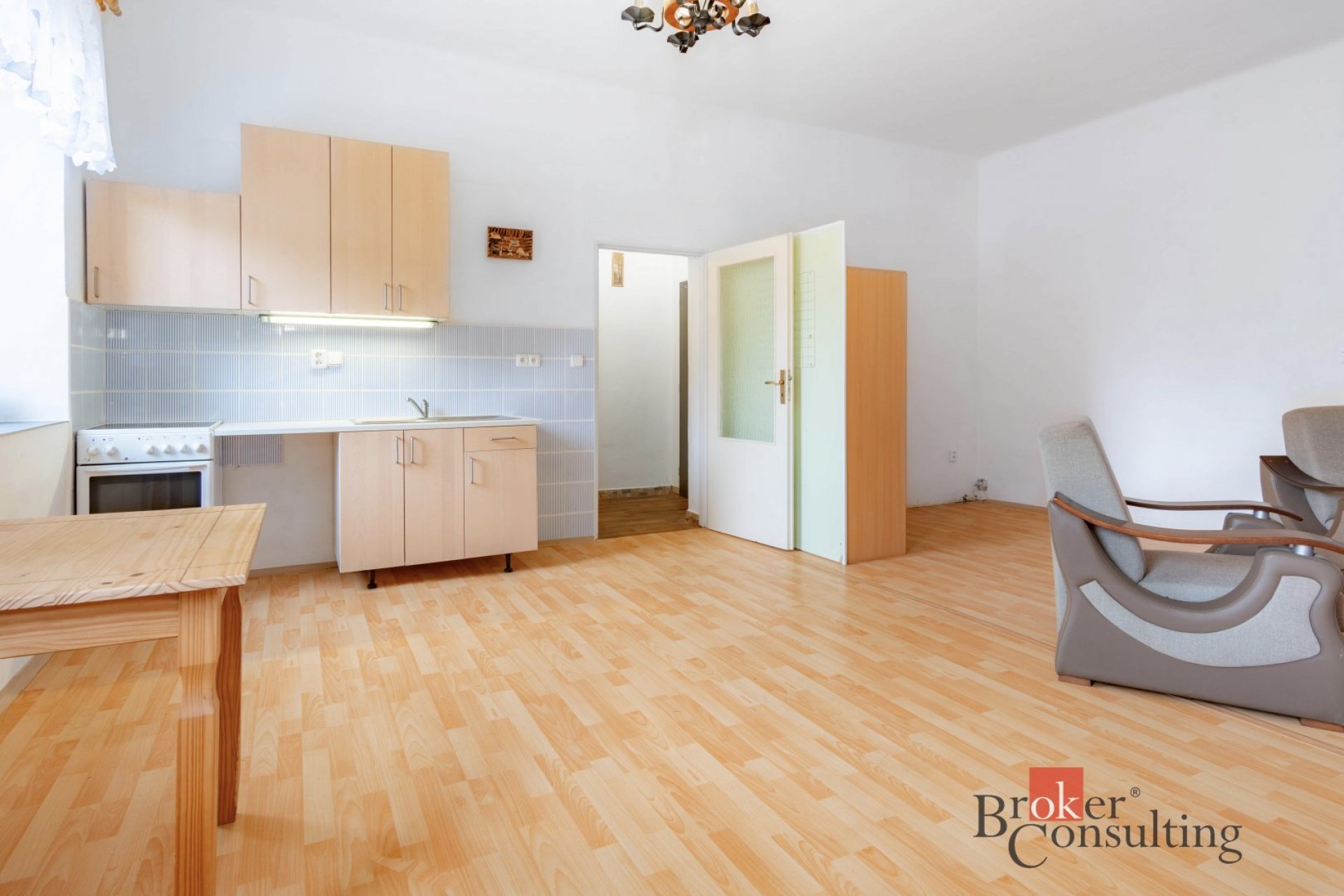 Pronájem pěkného prostorného bytu 1+kk v Kořenově se zahrádkou