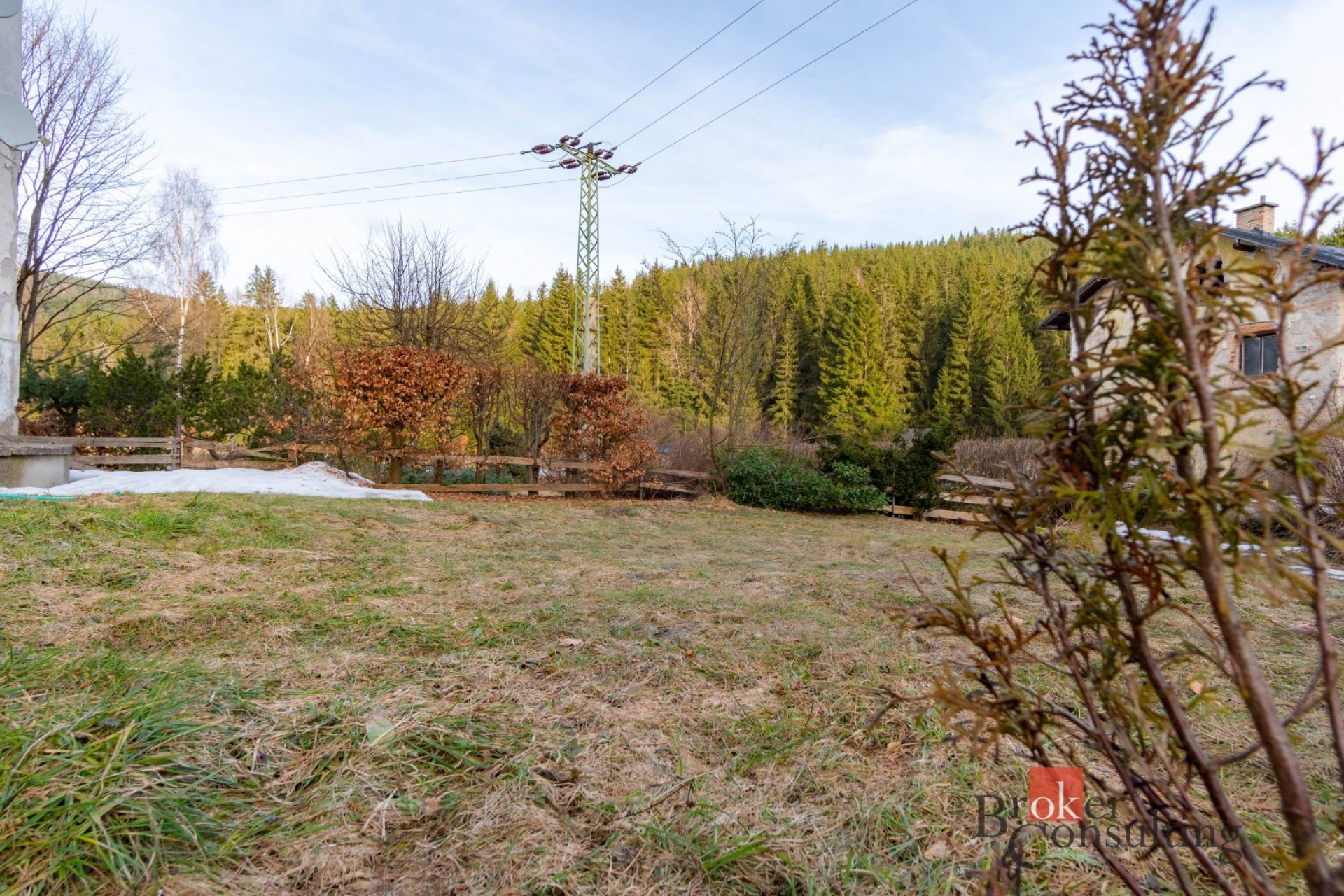 Pronájem pěkného prostorného bytu 1+kk v Kořenově se zahrádkou