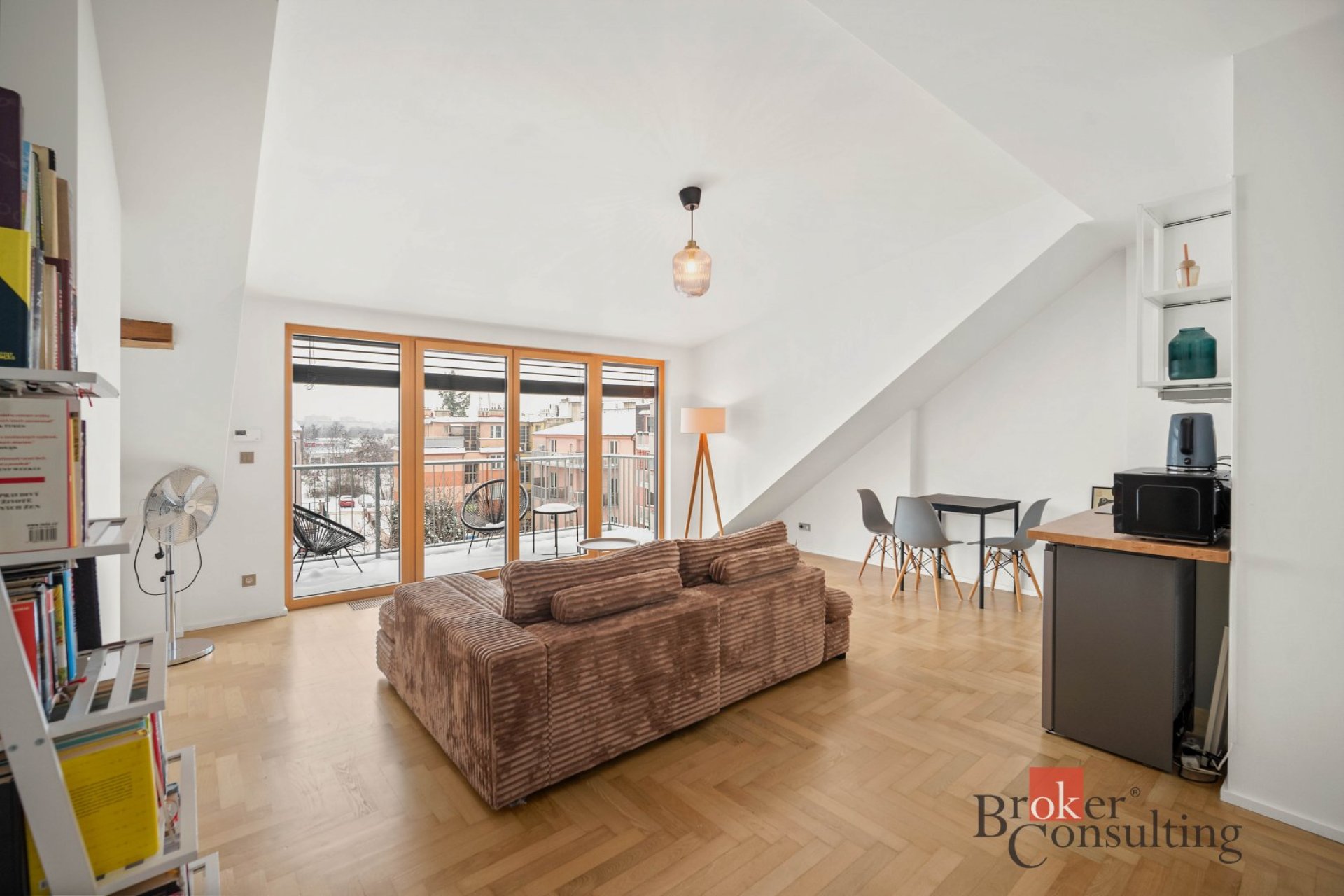 Pronájem podkrovního bytu 2+kk, 48 m², balkon – Praha 10, Vršovice (Průběžná 760/54)