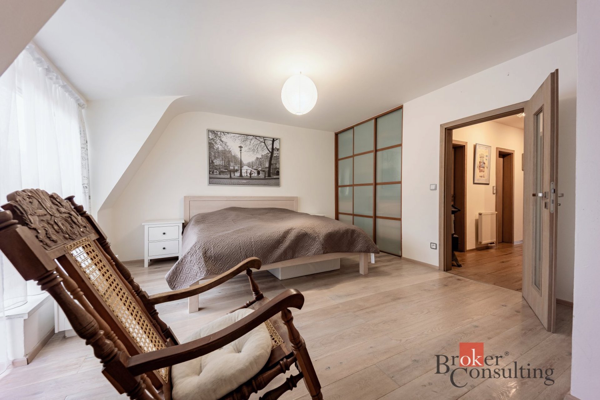 Byt, kde stále svítí slunce, 2+kk, 66,8 m², 4. NP, klimatizace, dubové podlahy, možnost koupě včetně