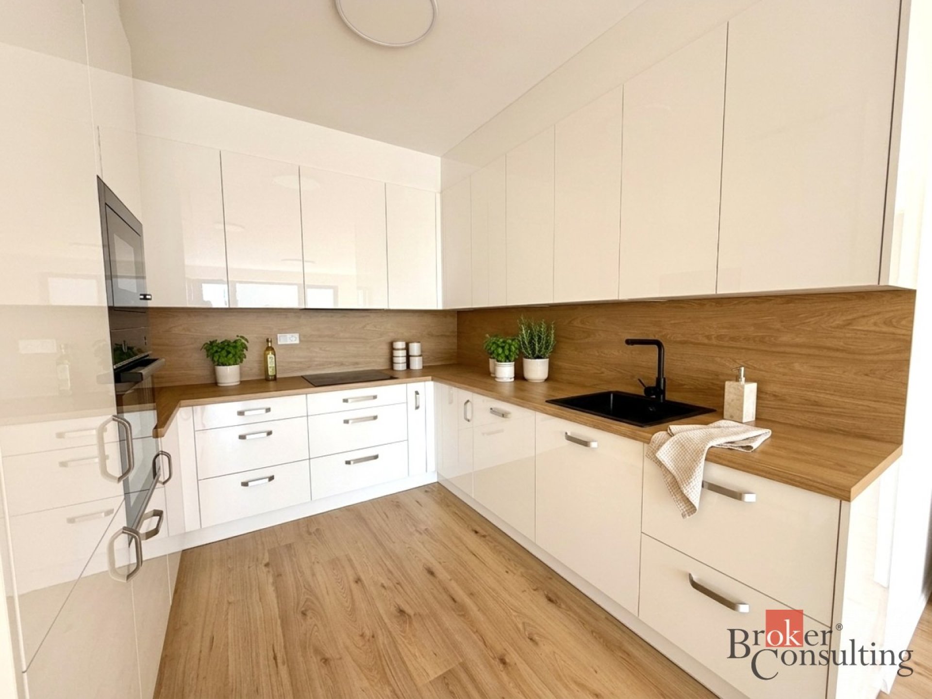 Moderní byt 2+kk s balkonem, sklepem a možností garážového stání