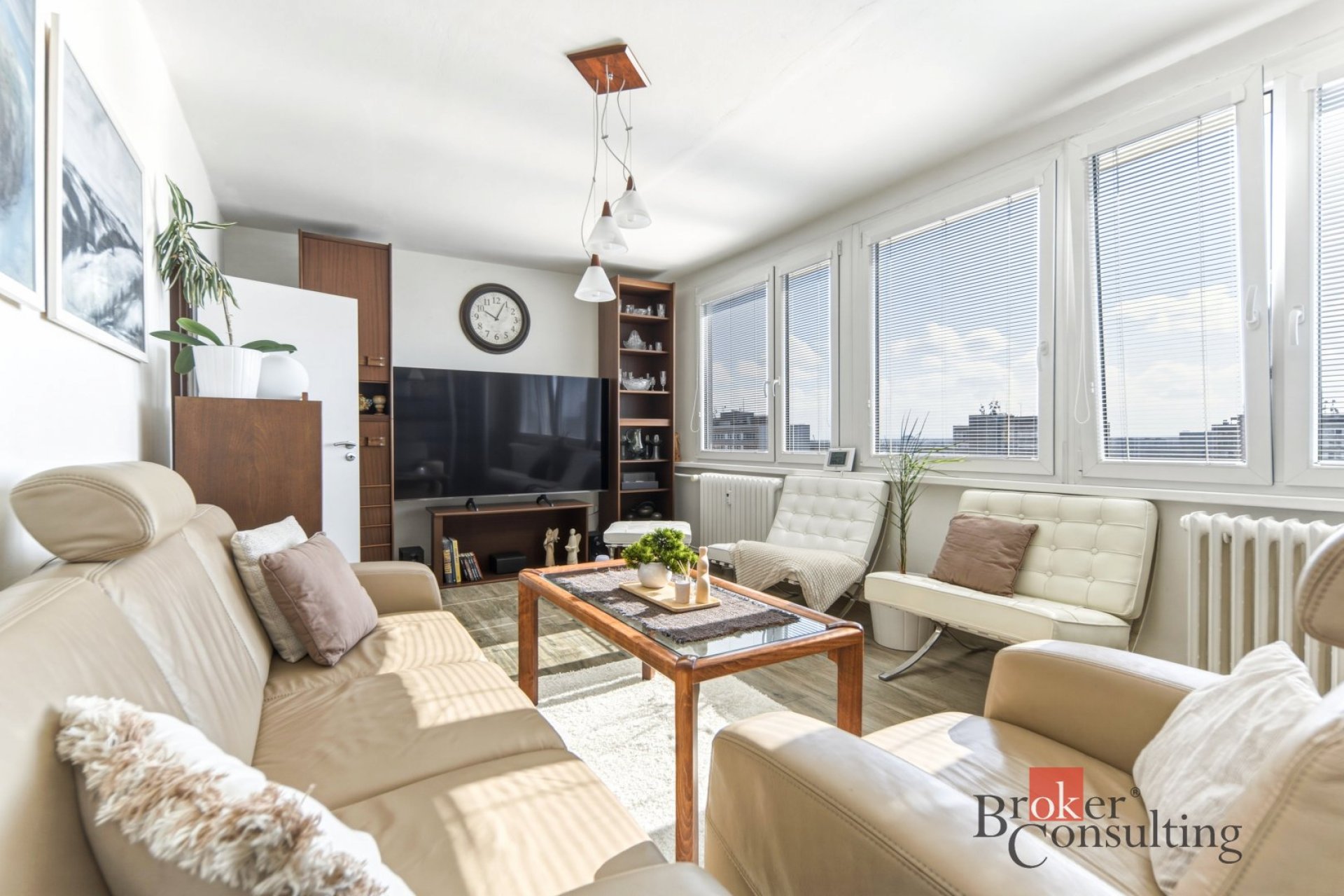 Prodej krásně světlého bytu, 3+1, s lodžií a úžasným výhledem na Hradec Králové i Krkonoše – Gebauer