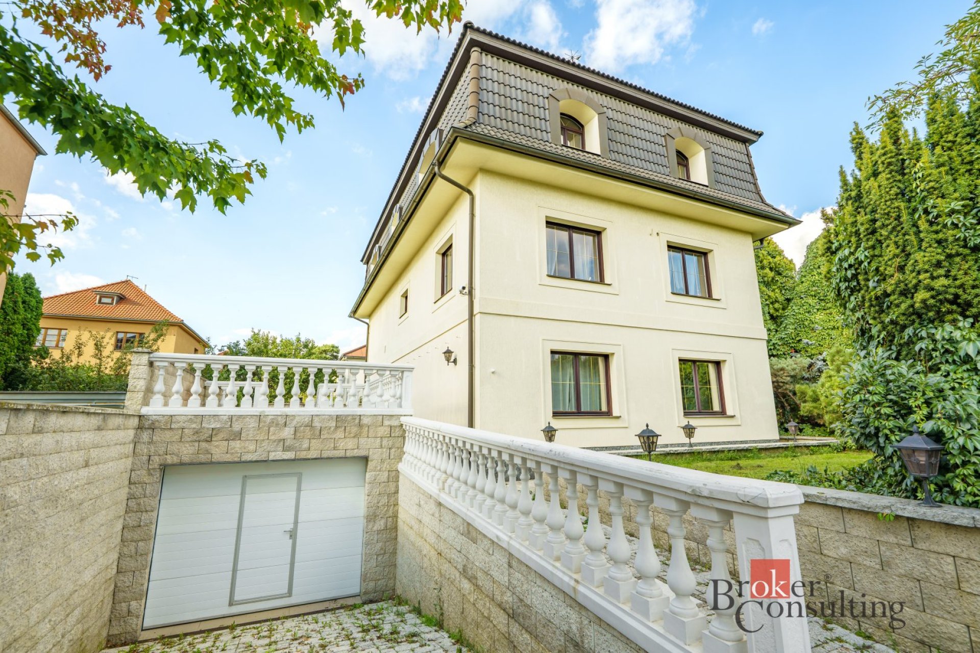 Prodej reprezentativní vily – Praha 4 Modřany, ul. Pancířova 287 m² užitné plochy, 3 podlaží, garáž 