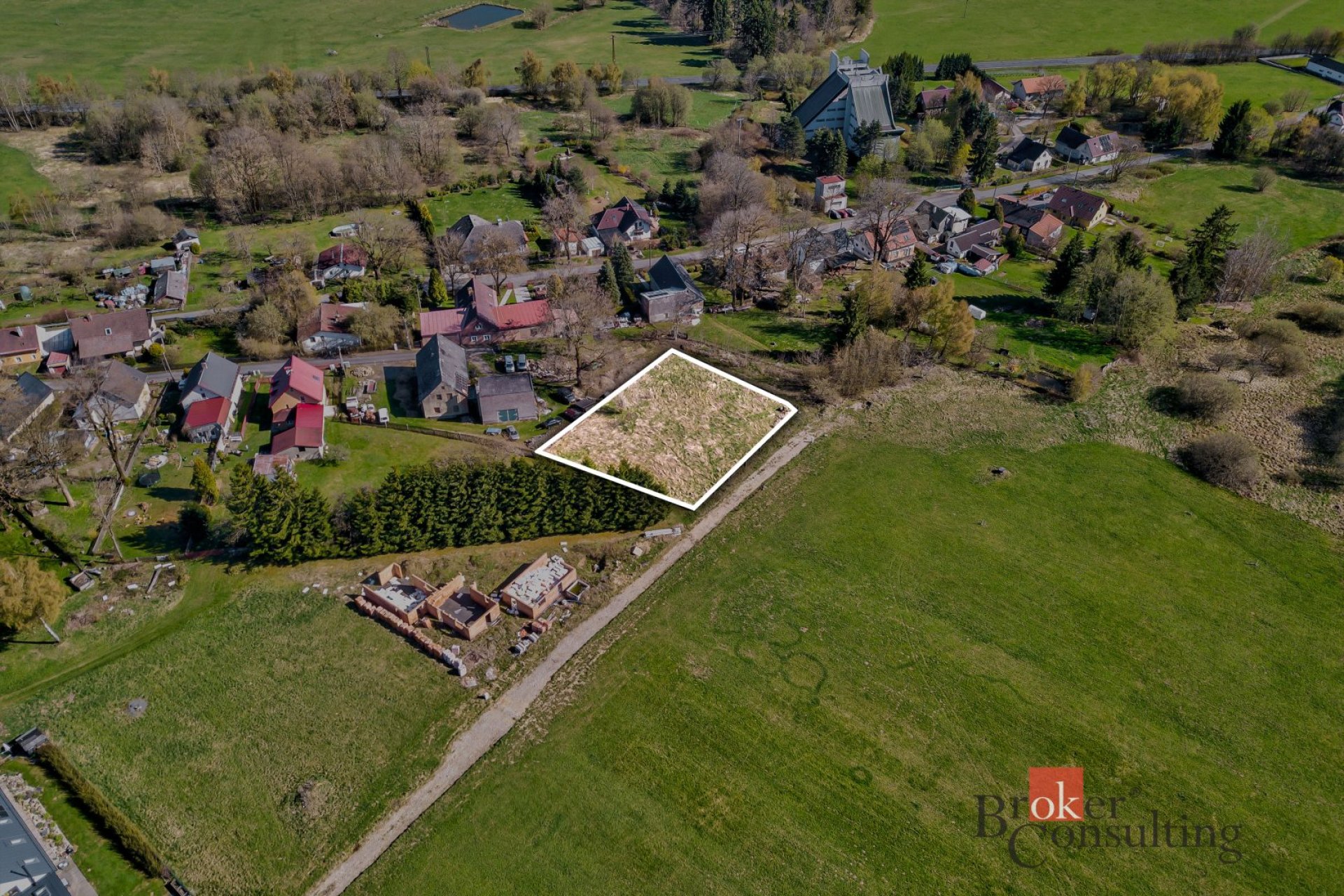 Výjimečný stavební pozemek 1 572 m² v srdci CHKO – Zádub-Závišín