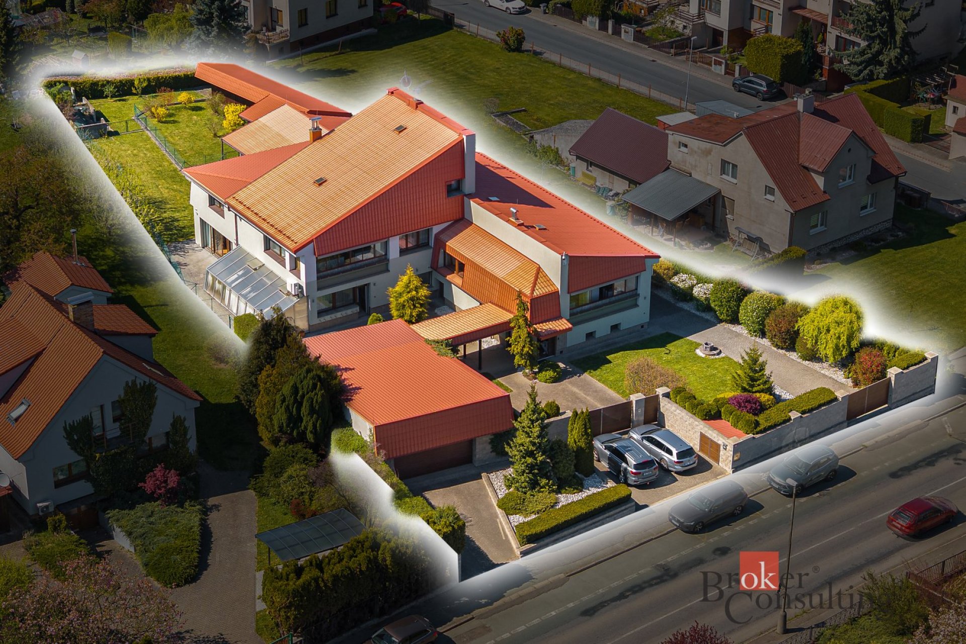 Prostorný rodinný dům 550 m² s širokým potenciálem využití, pozemek 1 808 m² – Uhlířské Janovice