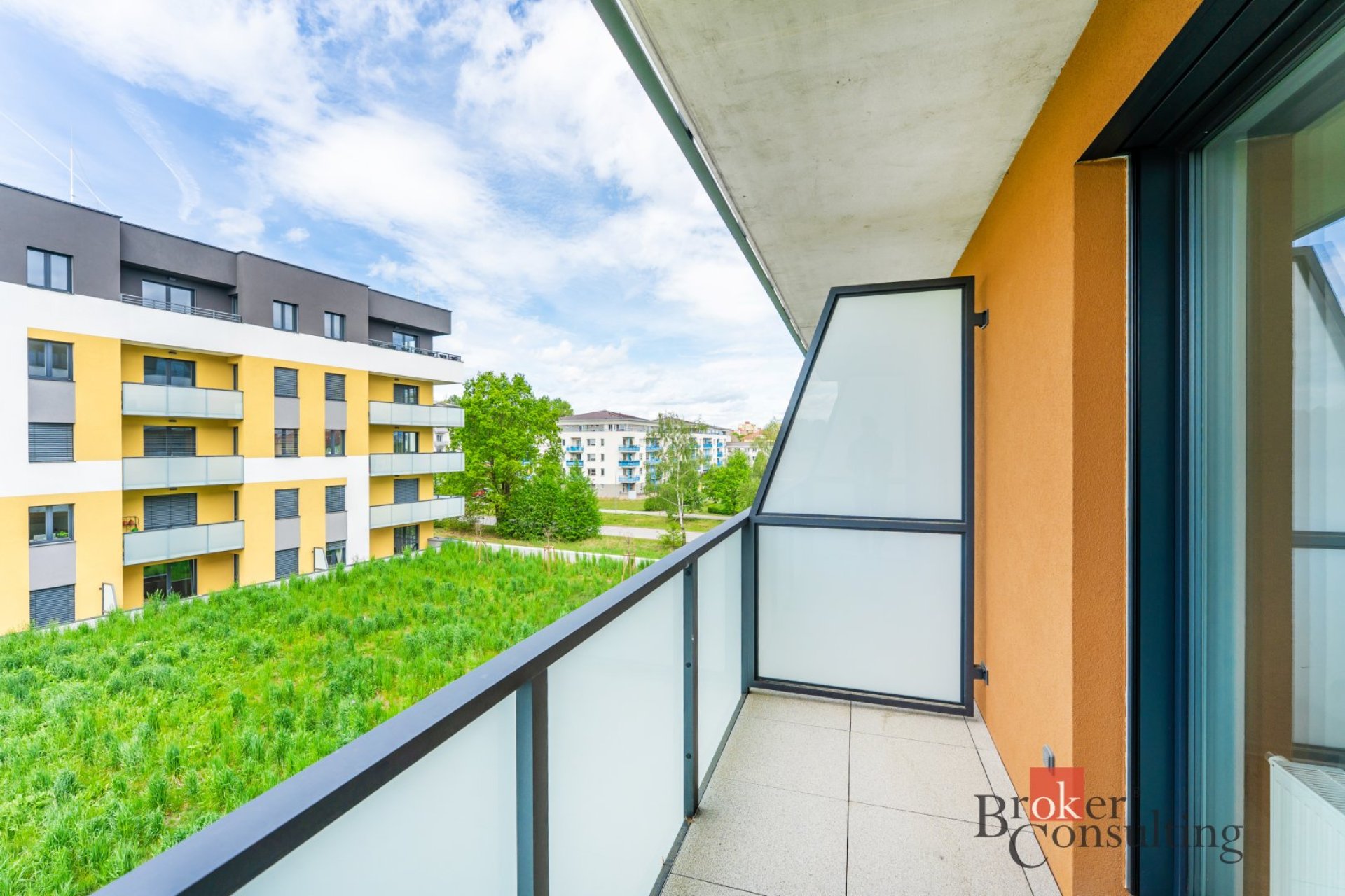 Pronájem bytu 1+KK 37 m2 s terasou / Apartment 1+KK (1-bedroom) 37 m2 with terrace