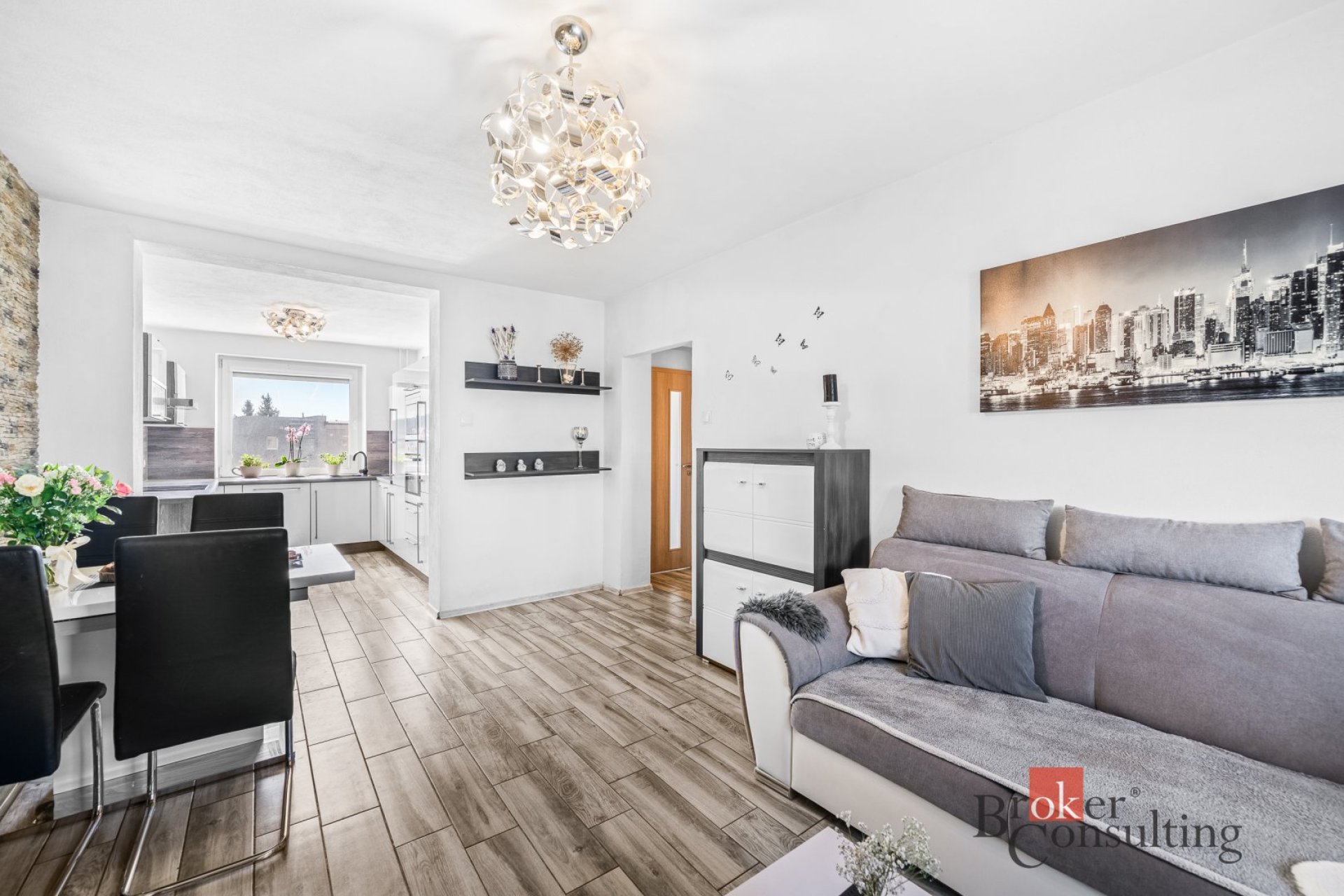 Světlý, kompletně zrekonstruovaný byt 3+1 – Chrást, ul. Družstevní