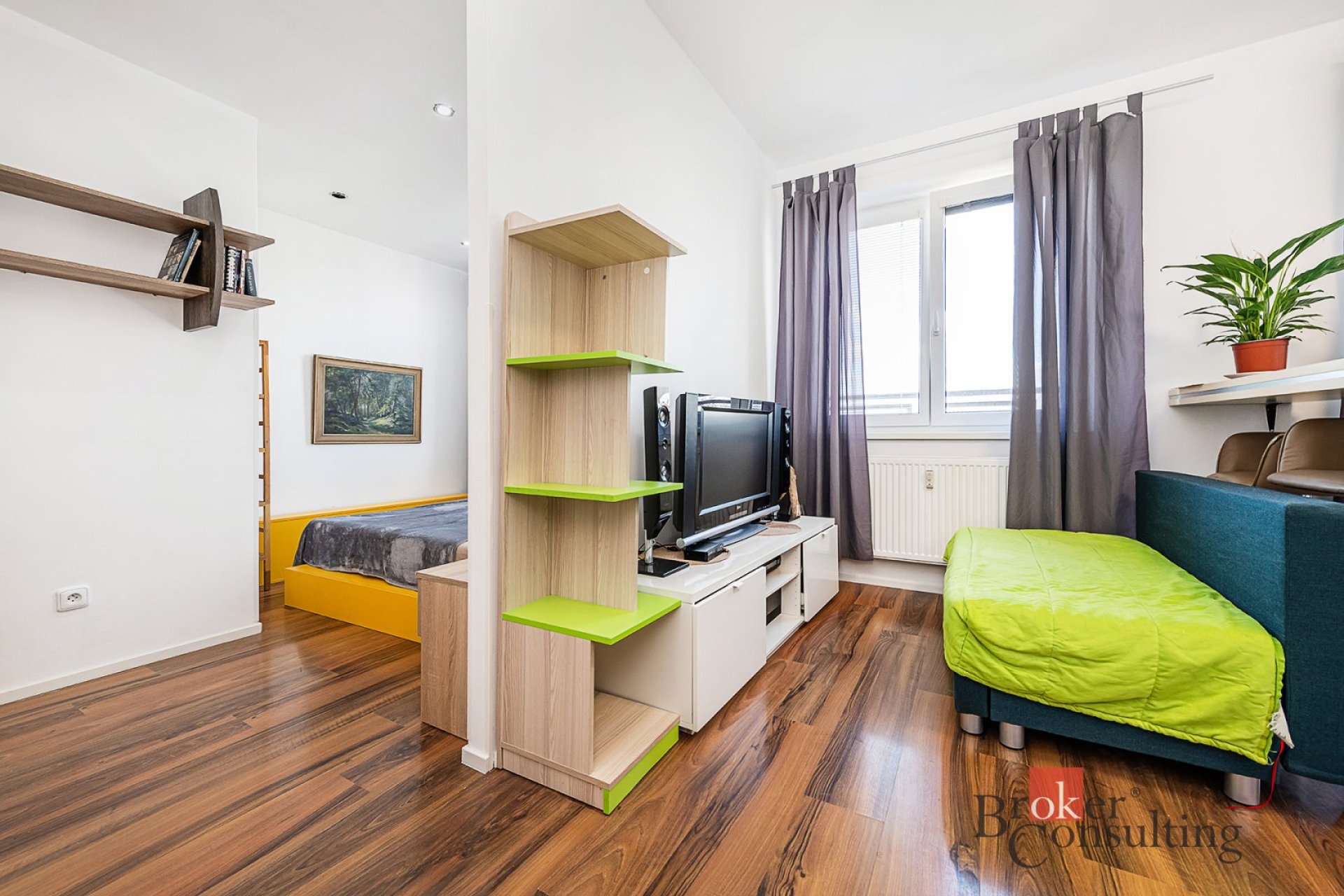 Pronájem krásného, kompletně vybaveného bytu 2+kk s balkonem, 42 m² – Praha, ul. V koutě