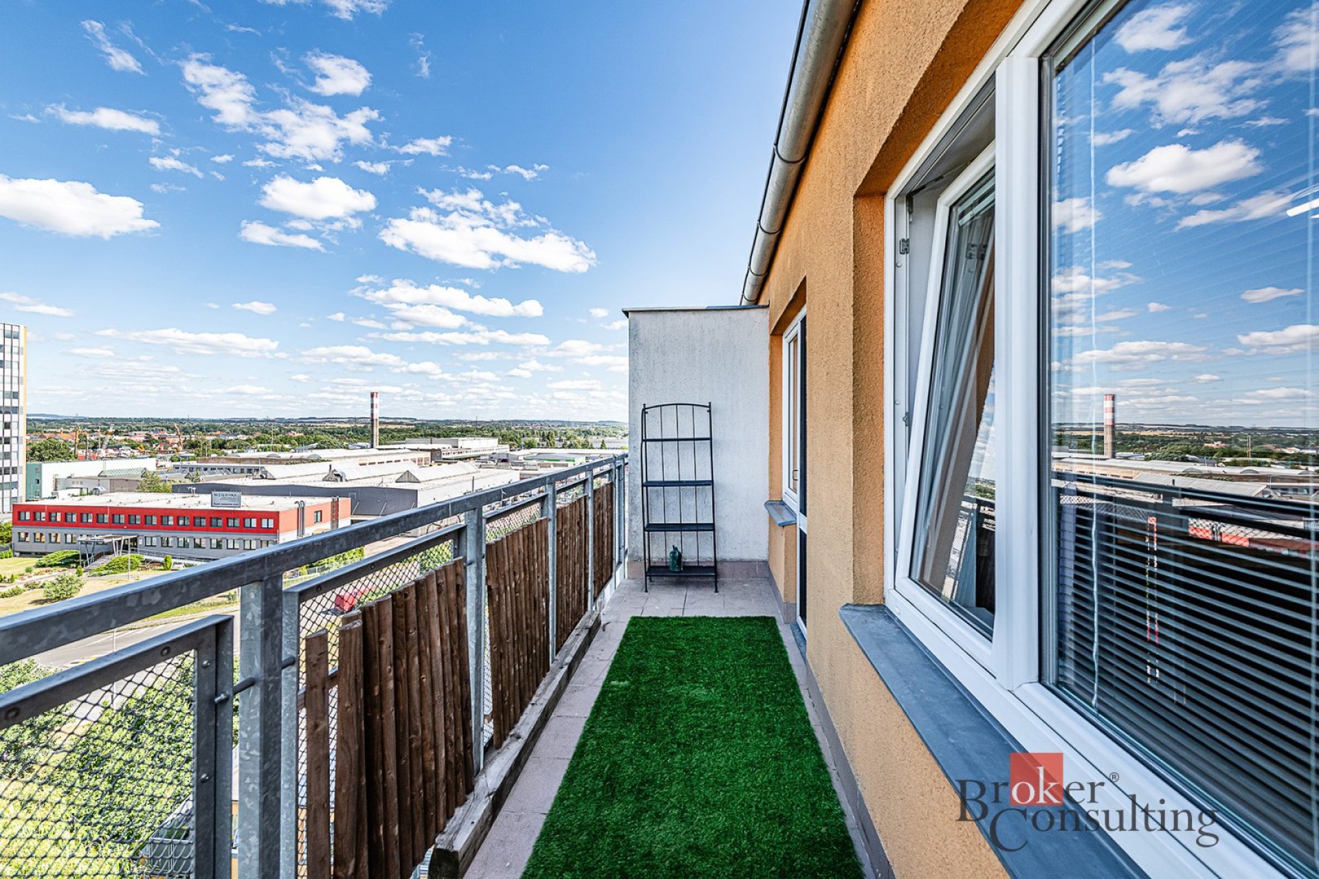 Pronájem krásného, kompletně vybaveného bytu 2+kk s balkonem, 42 m² – Praha, ul. V koutě