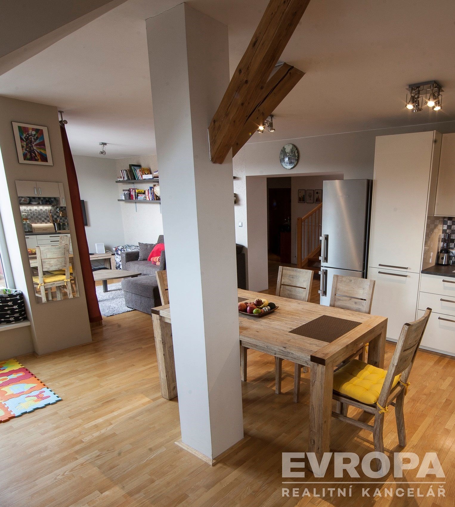 Průhled do obývacího pokoje