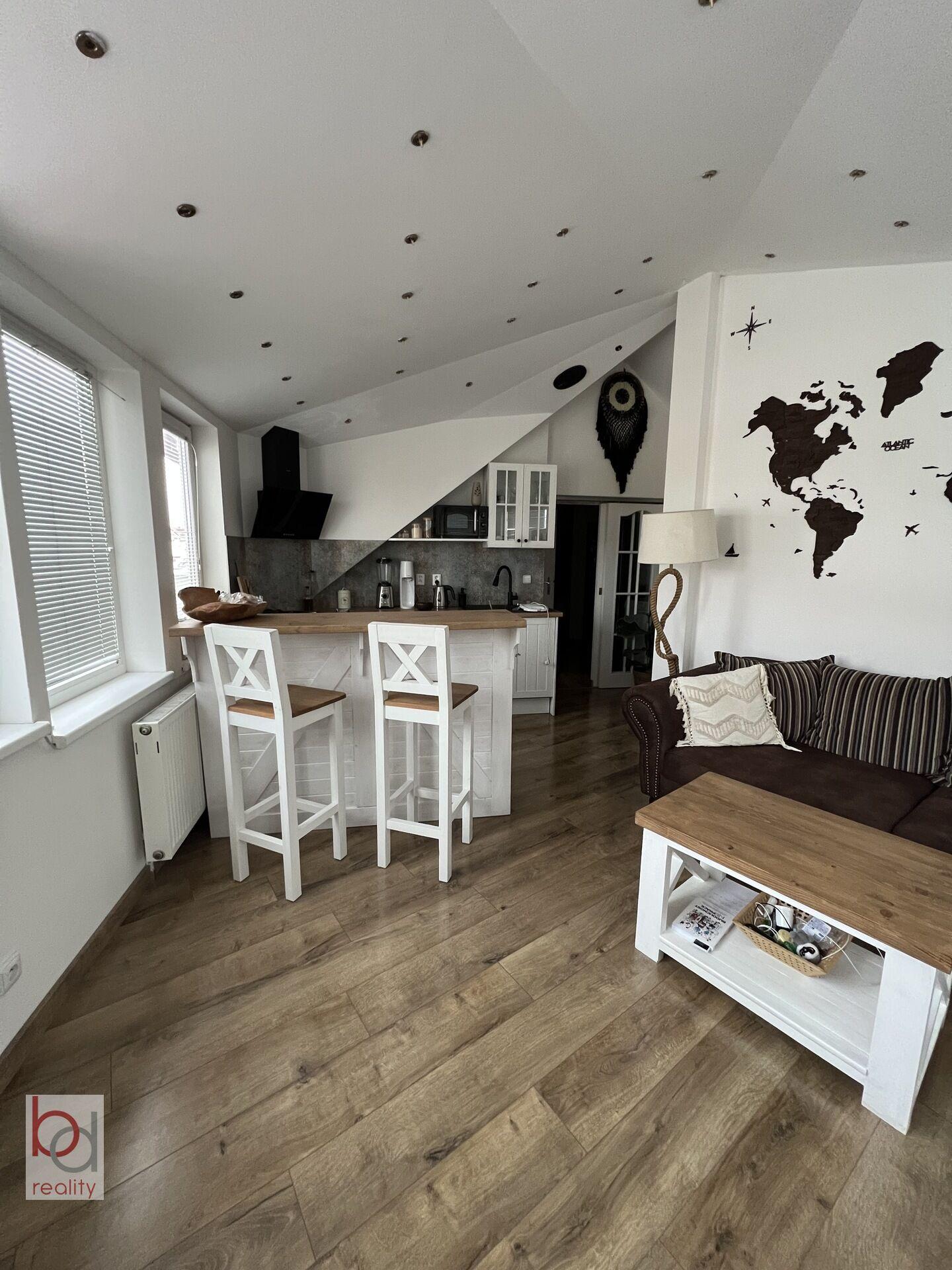 Nabízíme k pronájmu kompletně zařízený byt 2+kk v centru Českých Budějovic