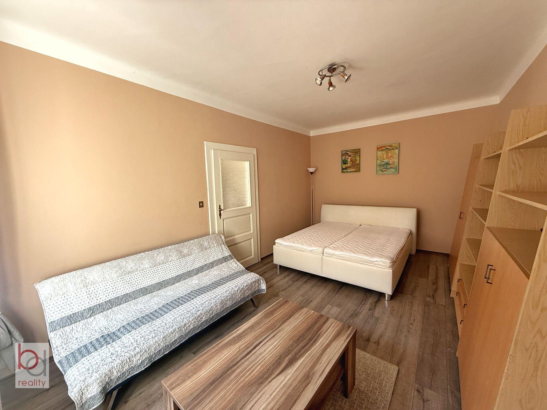 Nabízíme k pronájmu byt 2+KK s balkonem