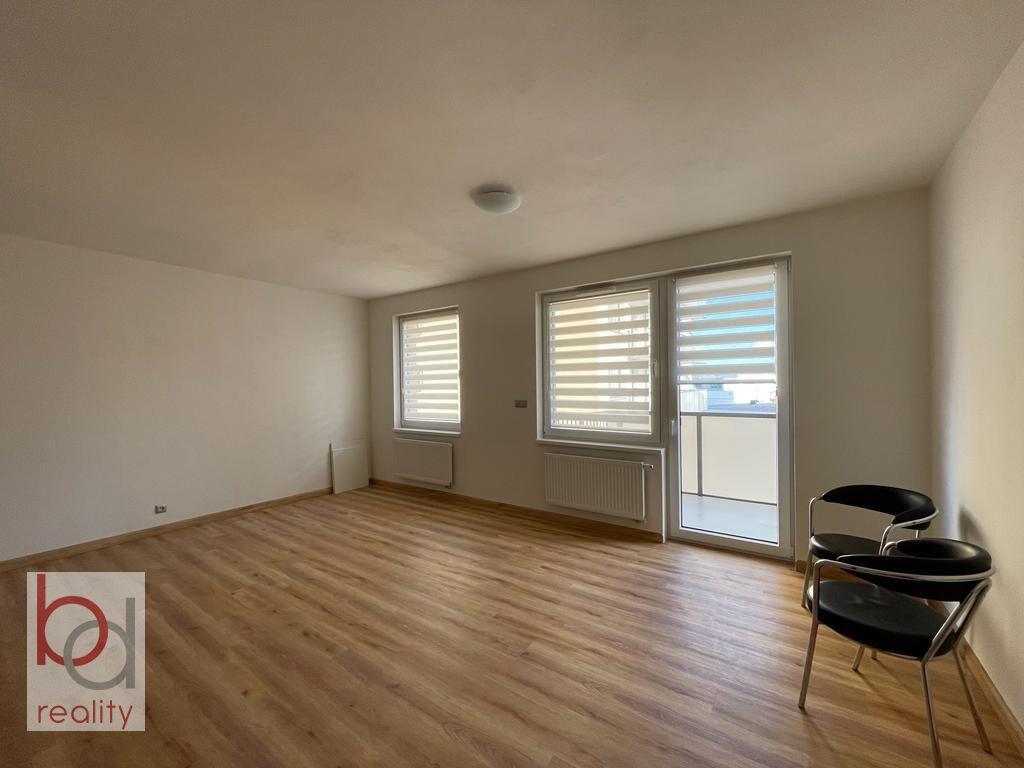 Prodej bytu 1+KK s balkonem a venkovním parkovacím stáním
