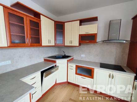 kuchyně s sporák, vyvýšené skříně, desky z nerezové oceli, digestoř, a dřez | Pronájem bytu, 2+1, 72 m²
