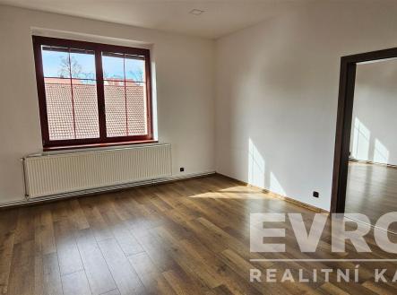 prázdná místnost s dřevěná podlaha, přirozené světlo, a radiátor | Pronájem bytu, 2+1, 72 m²