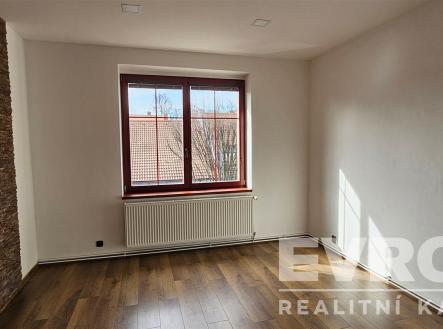 prázdná místnost s přirozené světlo, kamenná zeď, dřevěná podlaha, a radiátor | Pronájem bytu, 2+1, 72 m²