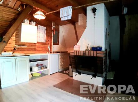 obývací pokoj s strop dřeva, dřevěná podlaha, a dřevěná zeď | Prodej - chata/rekreační objekt, 18 m²