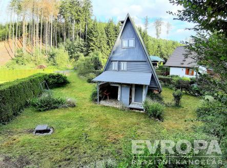 zahrada s pohled na lesy a trávník | Prodej - chata/rekreační objekt, 18 m²