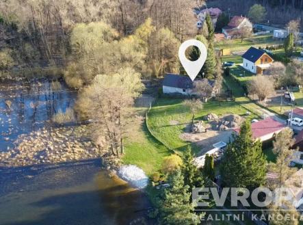 Letecký pohled na malebnou venkovskou nemovitost v blízkosti lesů a rybníka, s rozlehlým pozemkem a klidnou okolní přírodou. | Prodej - chata/rekreační objekt, 89 m²