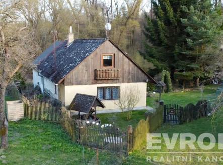 Tradiční venkovský dům s dřevěným obložením, malý balkon, oplocená zahrada, klidná lokalita, ideální pro rekreaci nebo trvalé bydlení. | Prodej - chata/rekreační objekt, 89 m²