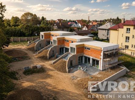 Řadové rodinné domy ve výstavbě s moderní architekturou, plochou střechou a velkými okny, umístěné v klidné rezidenční čtvrti. | Prodej - dům/vila, 145 m²