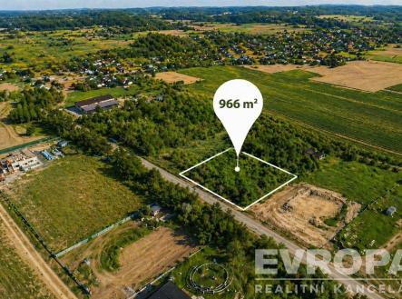 Stavební pozemek o rozloze 966 m² s rovinatým terénem v klidné lokalitě obklopený zelení, vhodný pro výstavbu rodinného domu. | Prodej - pozemek, ostatní, 966 m²