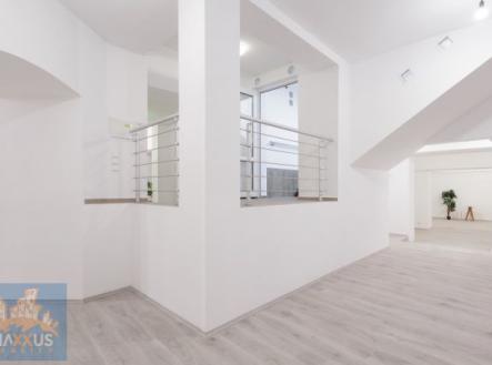 Fotka 33 | Prodej - obchodní prostor, 303 m²