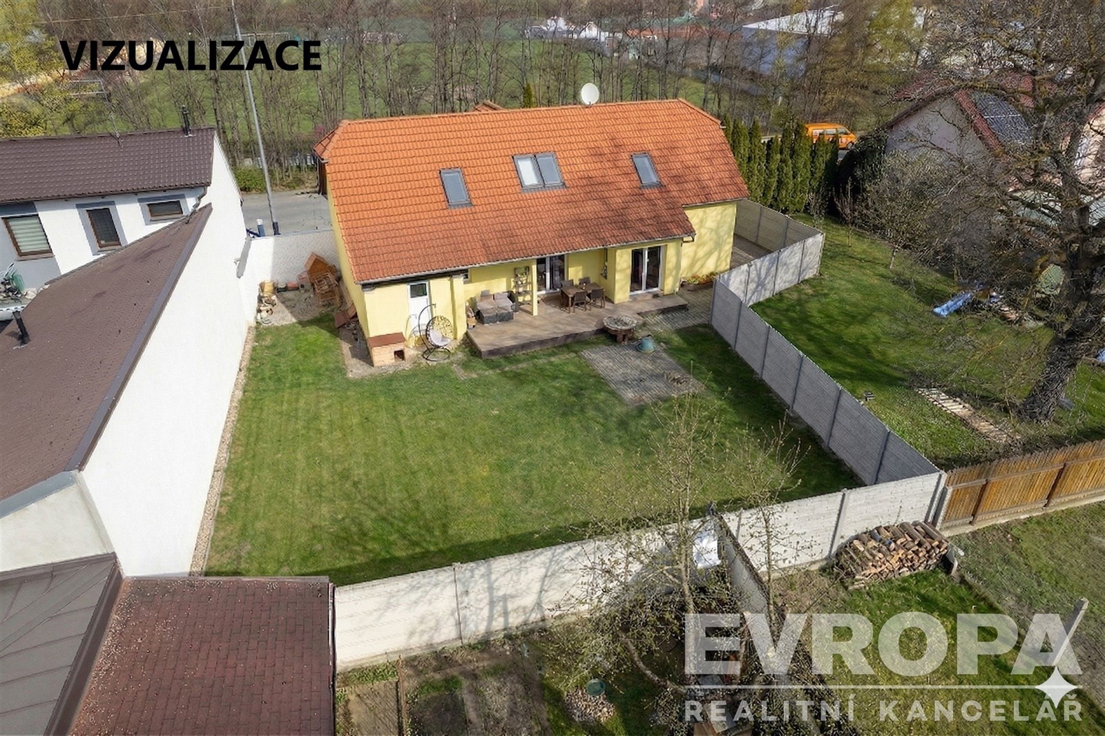 Prostorná zahrada u rodinného domu s cihlovou střechou, obklopená plotem. Okna na terasu, udržovaný trávník, klidná lokalita.