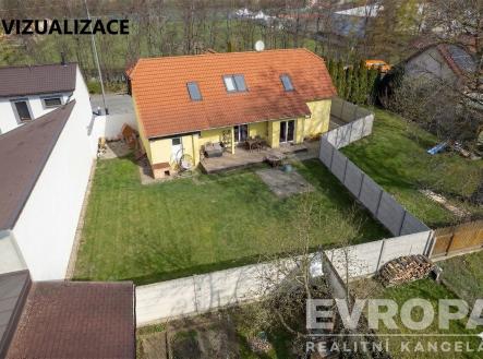 Prostorná zahrada u rodinného domu s cihlovou střechou, obklopená plotem. Okna na terasu, udržovaný trávník, klidná lokalita. | Prodej - dům/vila, 213 m²