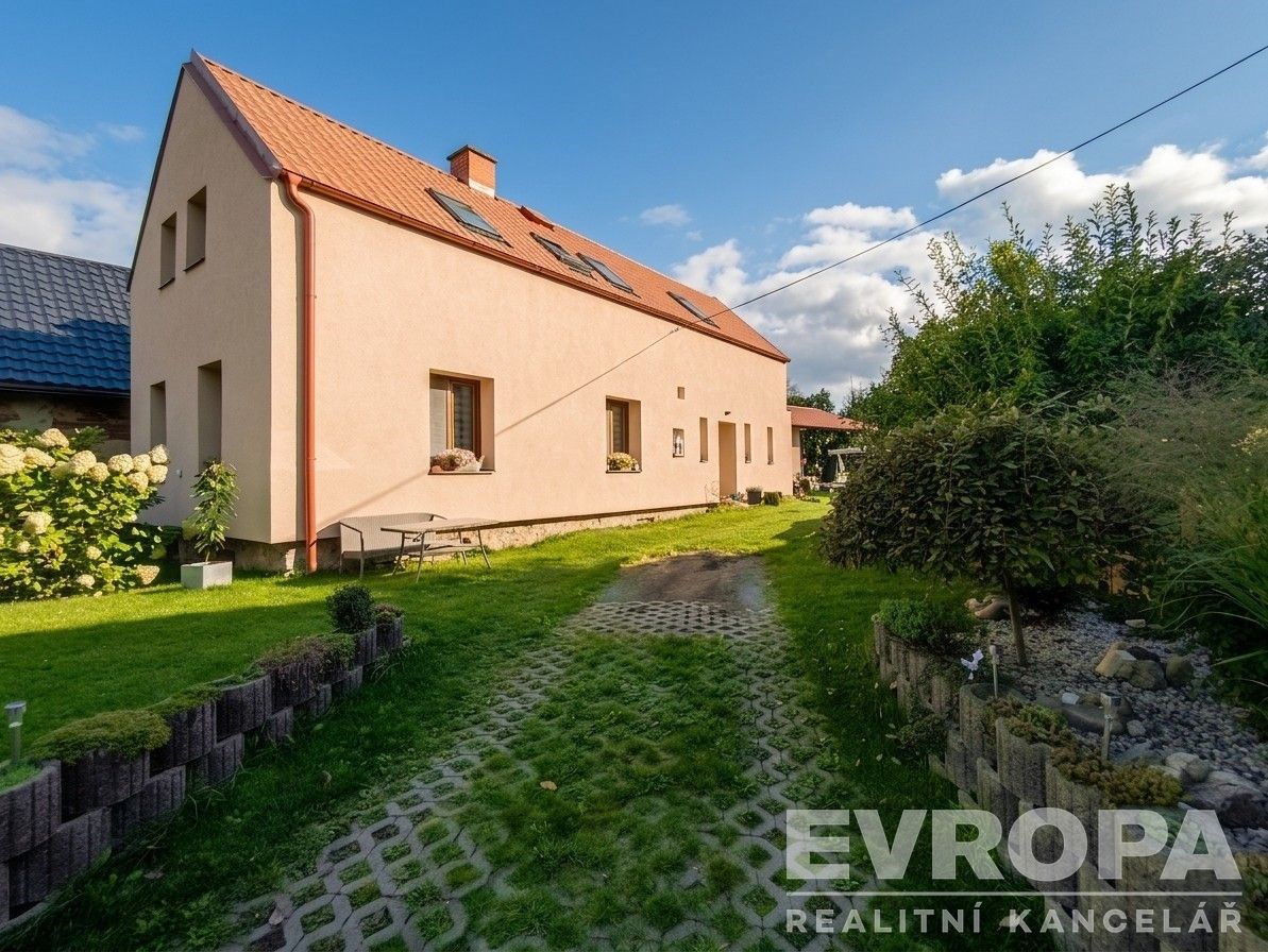 Rodinný dům s keramickou fasádou, udržovanou zahradou a novou střešní krytinou nabízí klidné bydlení v příjemné lokalitě.