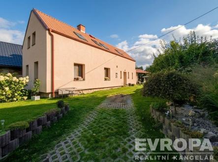 Rodinný dům s keramickou fasádou, udržovanou zahradou a novou střešní krytinou nabízí klidné bydlení v příjemné lokalitě. | Prodej - dům/vila, 180 m²