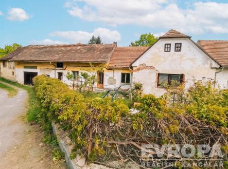 Starý rodinný dům s venkovskou atmosférou, částečně omítnutá fasáda, dřevěná okna, zahrada obklopená kamennou zdí, klidná lokalita. | Prodej - dům/vila, 124 m²