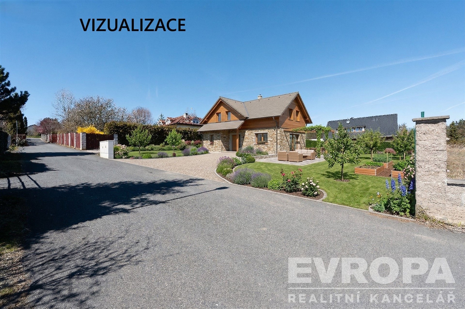 Moderní rodinný dům s kamennou fasádou, okrasnou zahradou a dřevěnými prvky, nachází se v klidné ulici.