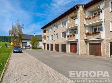 Bytový dům s garážemi, zděná konstrukce a balkony. Klidná lokalita, dobře udržovaná fasáda, prostorné parkování před budovou. | Prodej bytu, 3+1, 80 m²