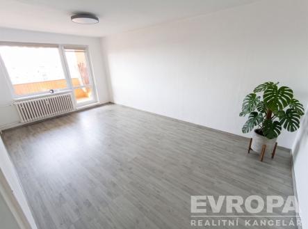 Prostorný obývací pokoj s moderní plovoucí podlahou, velká okna zajišťují dostatek světla, pokoj je světlý a připravený k nastěhování | Prodej bytu, 3+1, 80 m²