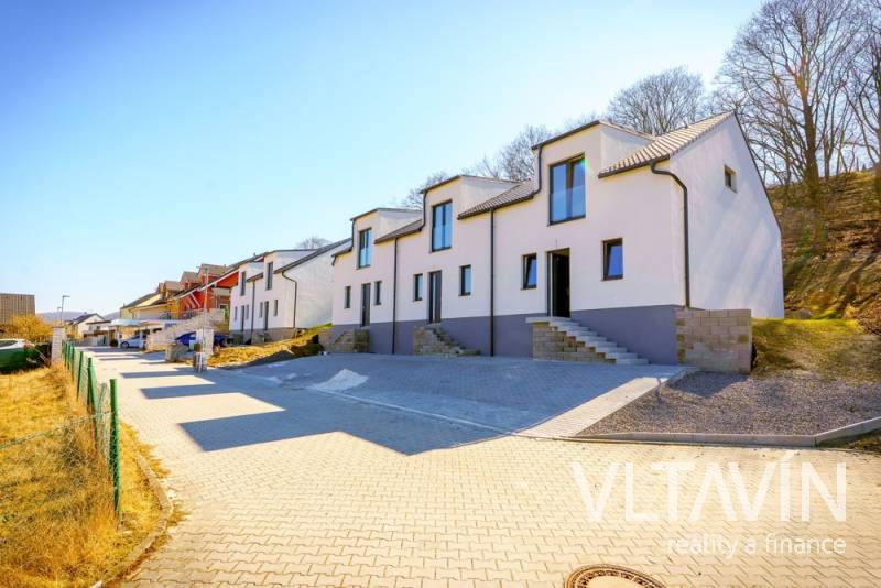 Prodej ŘRD 4+kk, UP 114 m2, s terasou a zahradou v obci Loděnice