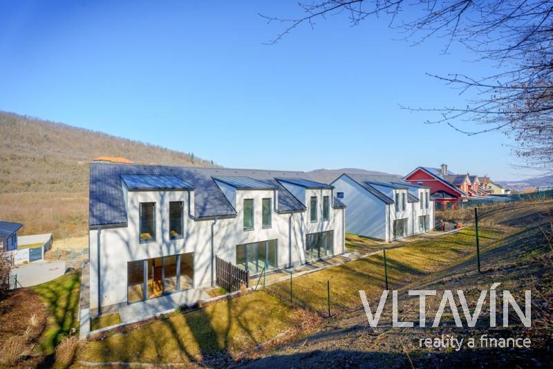 Prodej ŘRD 4+kk, UP 114 m2, s terasou a zahradou v obci Loděnice