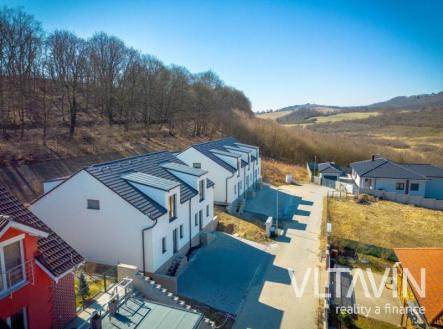Prodej ŘRD 4+kk, UP 114 m2, s terasou a zahradou v obci Loděnice | Prodej - dům/vila, 114 m²