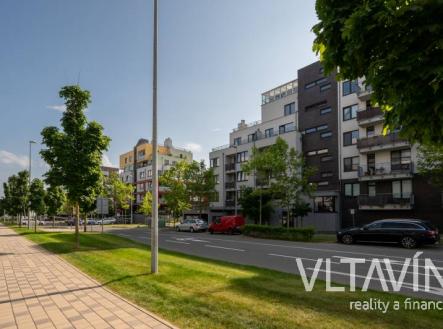 Pronájem garážového stání, Laurinova P5 | Pronájem - malý objekt/garáž