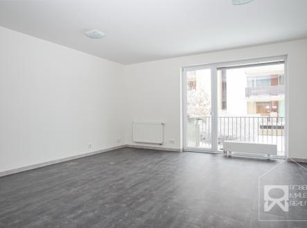 Obývací pokoj se vstupem na balkon | Pronájem bytu, 2+kk, 74 m²