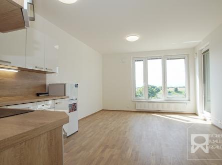 Obývací pokoj s kuchyňským koutem a vstupem na lodžii | Pronájem bytu, 2+kk, 56 m²