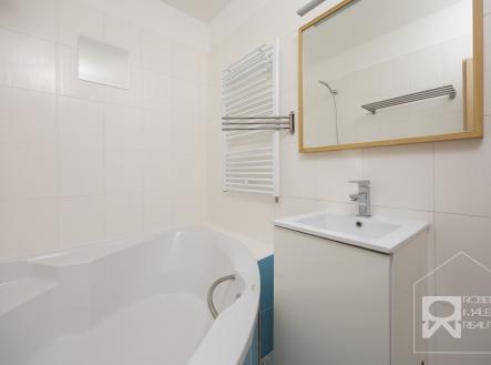 Koupelna s vanou a přípravou na pračku | Pronájem bytu, 3+1, 69 m²