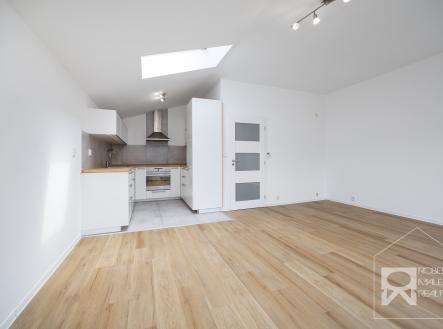 Obývací pokoj s kuchyňským koutem | Prodej bytu, 2+kk, 50 m²