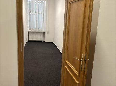Pohled z chodby | Pronájem - kanceláře, 11 m²