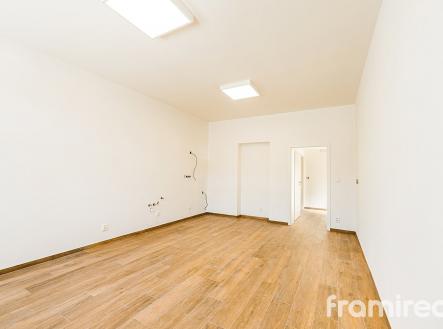 Byt 1_pohled od okna | Prodej bytu, 1+kk, 38 m²